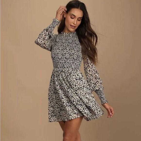 NWOT LuLu’s  Navy Blue Floral Print Smocked Skater Dress (size small) - Picture 2 of 9